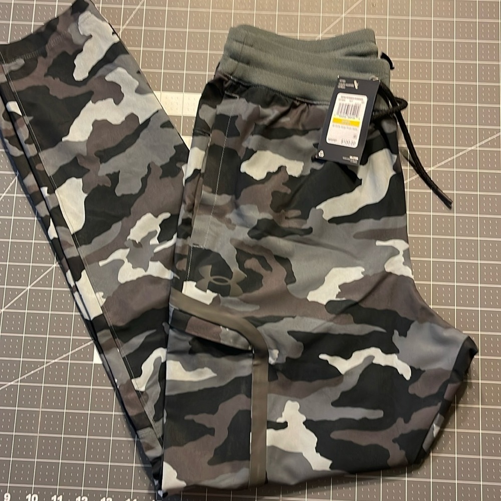 Under Armour Elite Cargo camo print pants, men size M